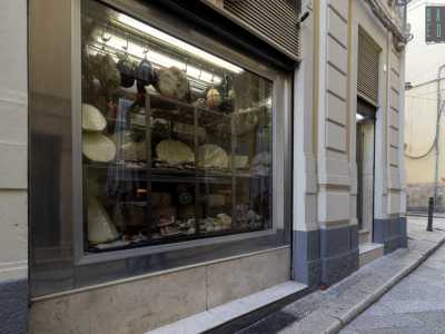 Una vetrina ricca di gustosi salumi e formaggi � poi il biglietto da visita della salumeria dell�85enne Gaetano Montecassino, da tutti conosciuto come Nino, aperta dal 1973